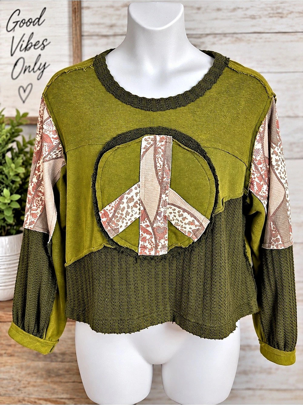 POL Boho Patchwork Peace Sign Pullover Top Green Size Small
